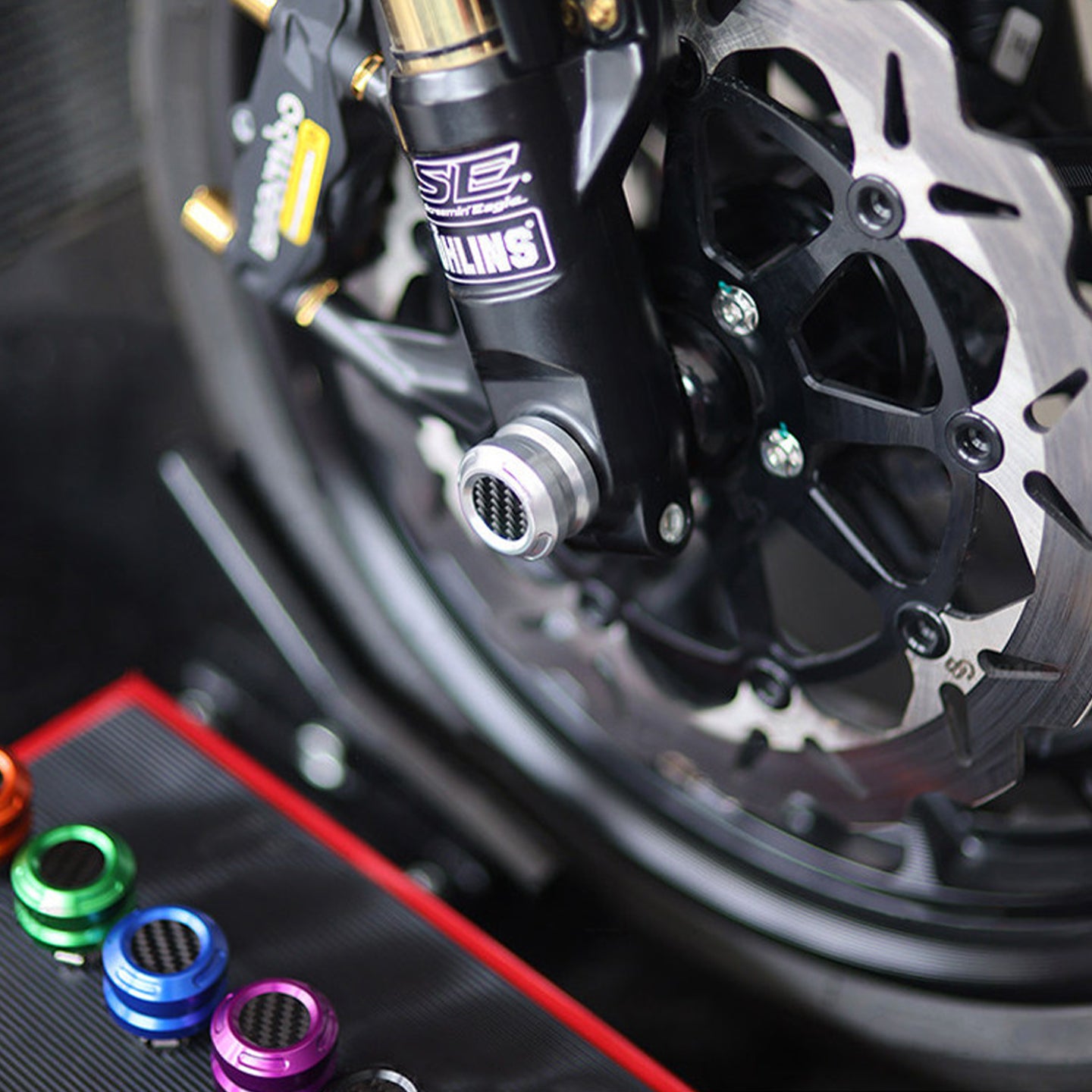 Front Axle Nut Covers with Carbon Fiber Accent for H-D 23.5-later Touring 121CVO/ST Motorcycle Retrofit/upgrade