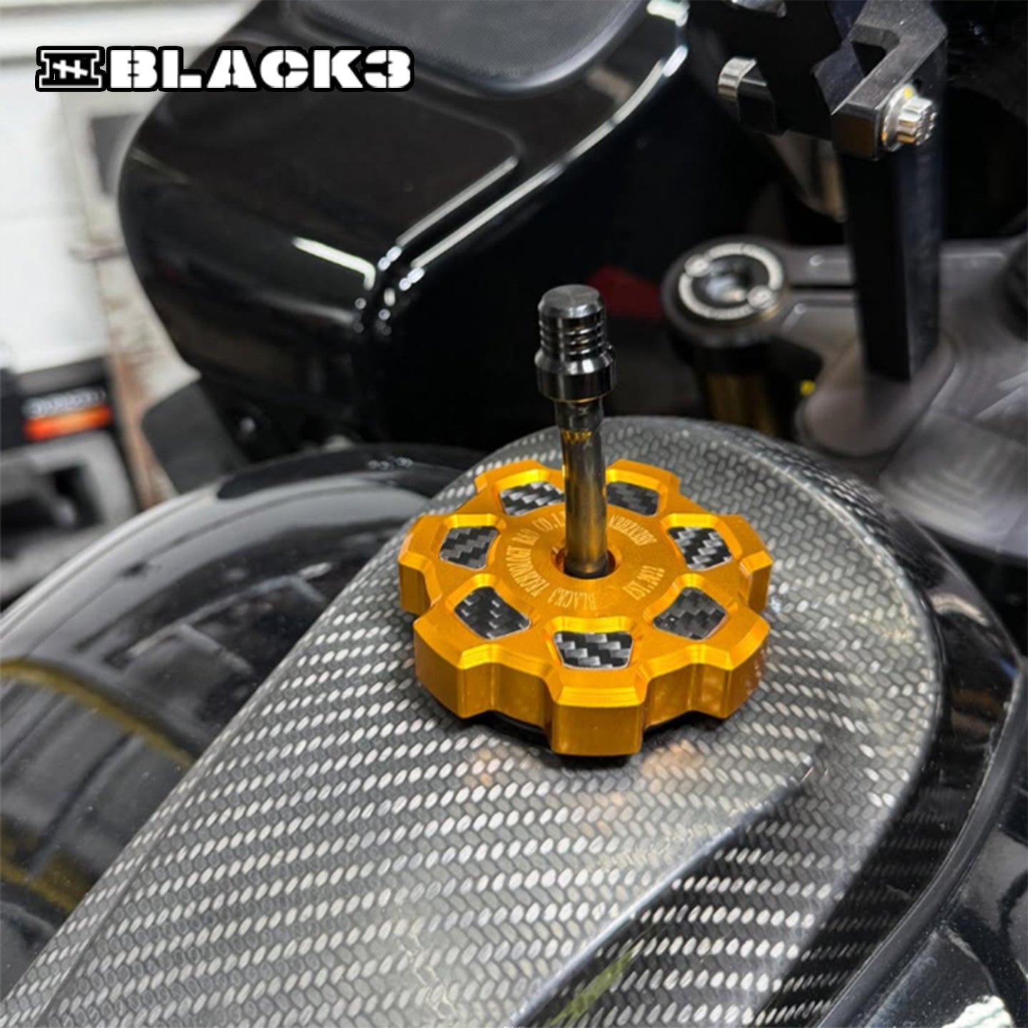 Black3 Aluminum Alloy 7-Spoke Gas Cap CNC Fuel Cap Base for H-D Touring Softail XL Sportster Dyna Motorcycle 121CVOST