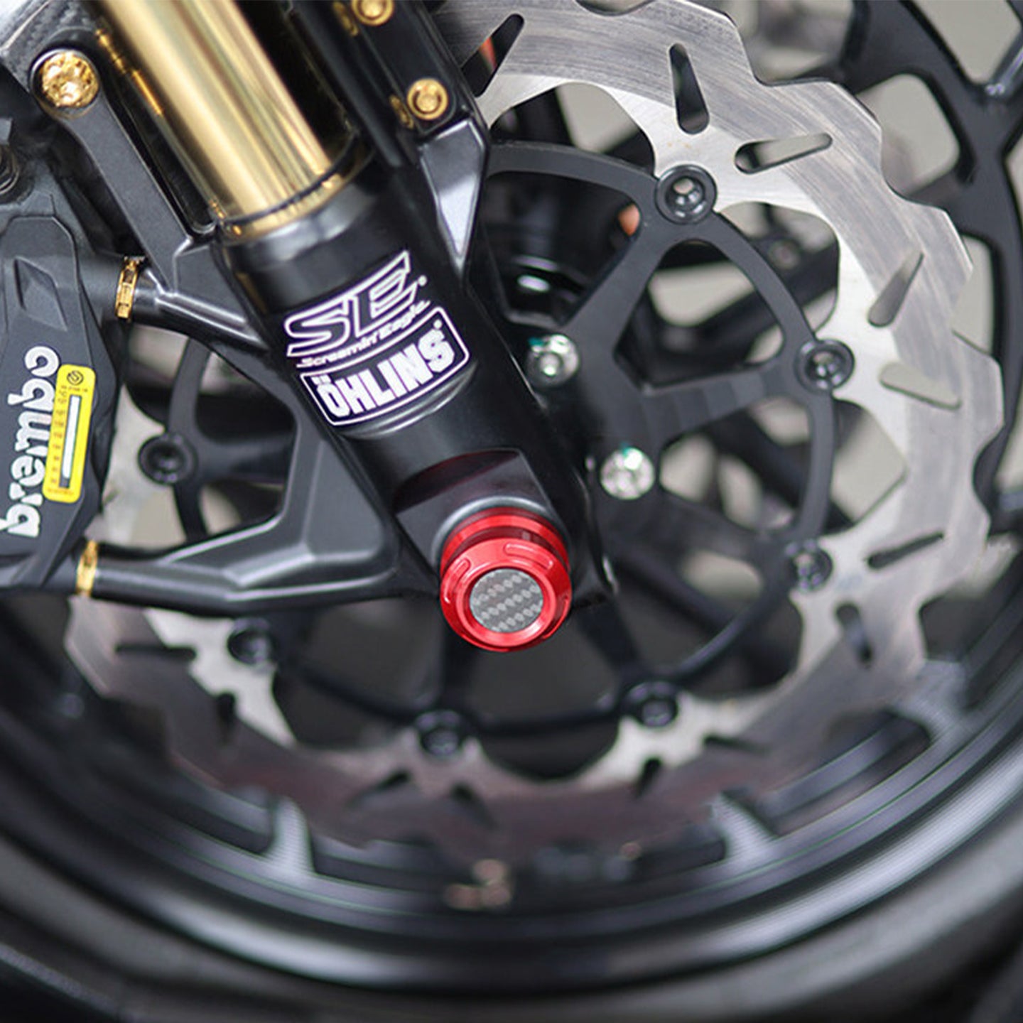 Front Axle Nut Covers with Carbon Fiber Accent for H-D 23.5-later Touring 121CVO/ST Motorcycle Retrofit/upgrade