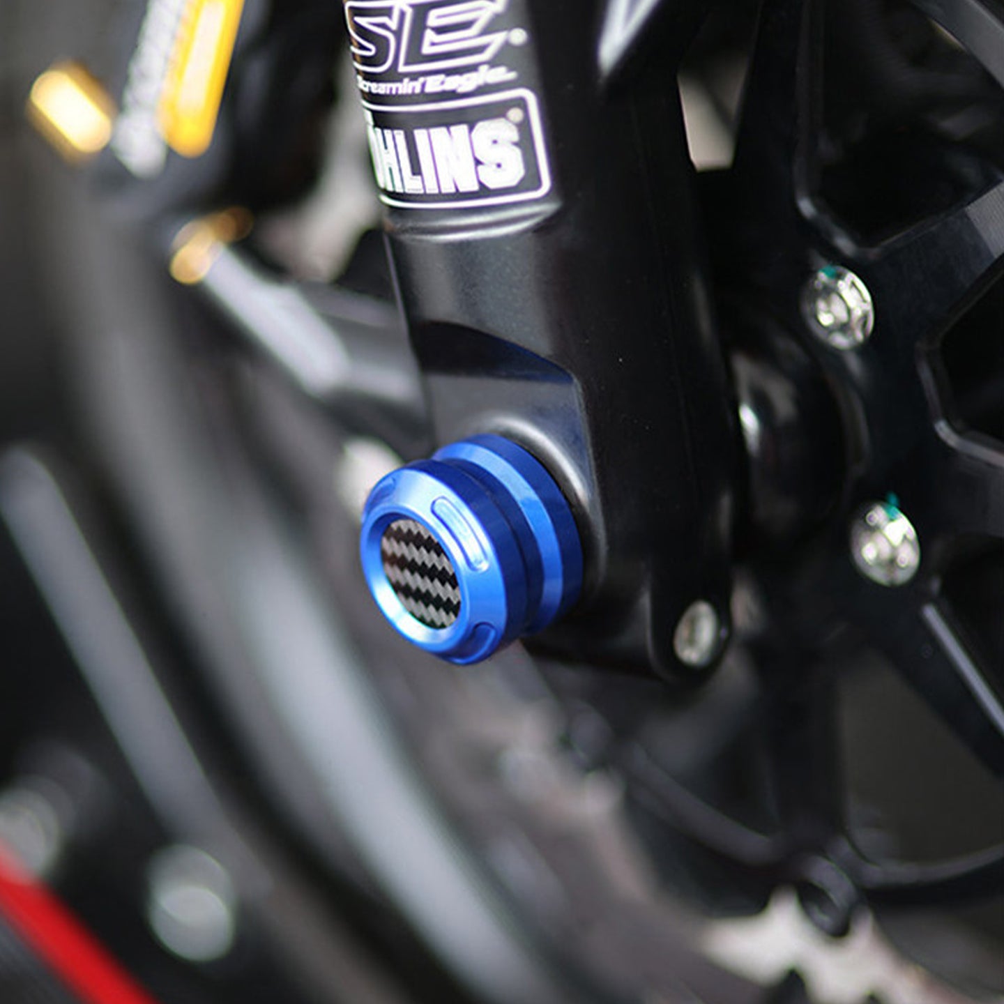 Front Axle Nut Covers with Carbon Fiber Accent for H-D 23.5-later Touring 121CVO/ST Motorcycle Retrofit/upgrade