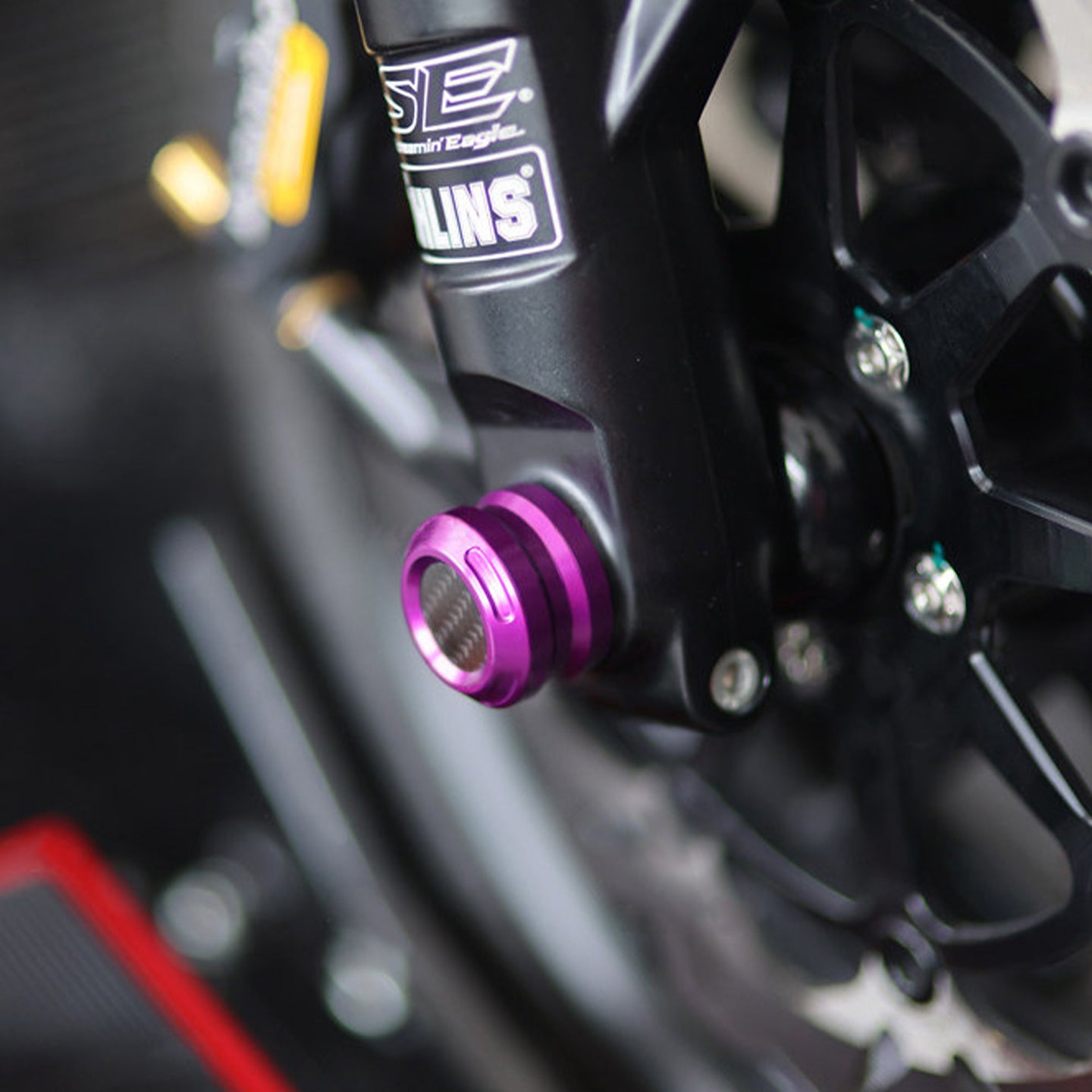 Front Axle Nut Covers with Carbon Fiber Accent for H-D 23.5-later Touring 121CVO/ST Motorcycle Retrofit/upgrade